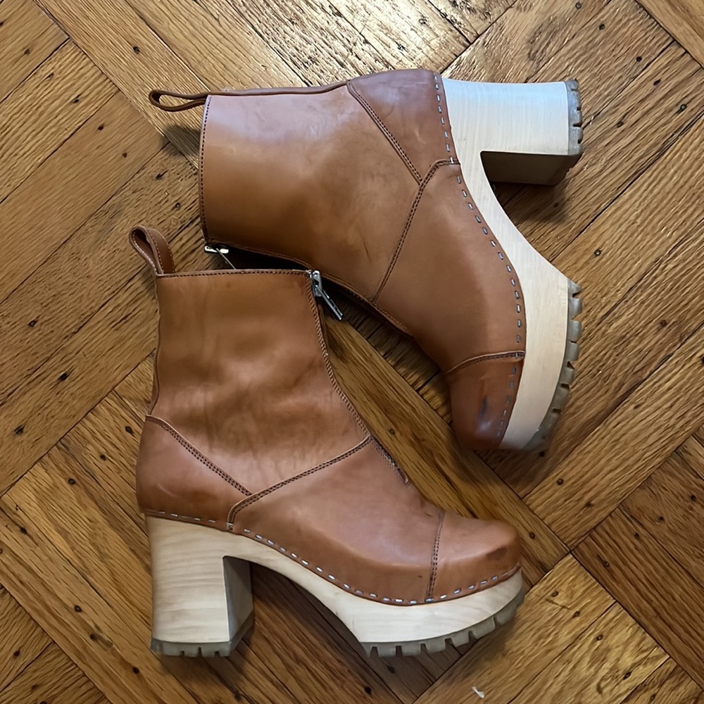 Tan hasbeens platform zipper boots